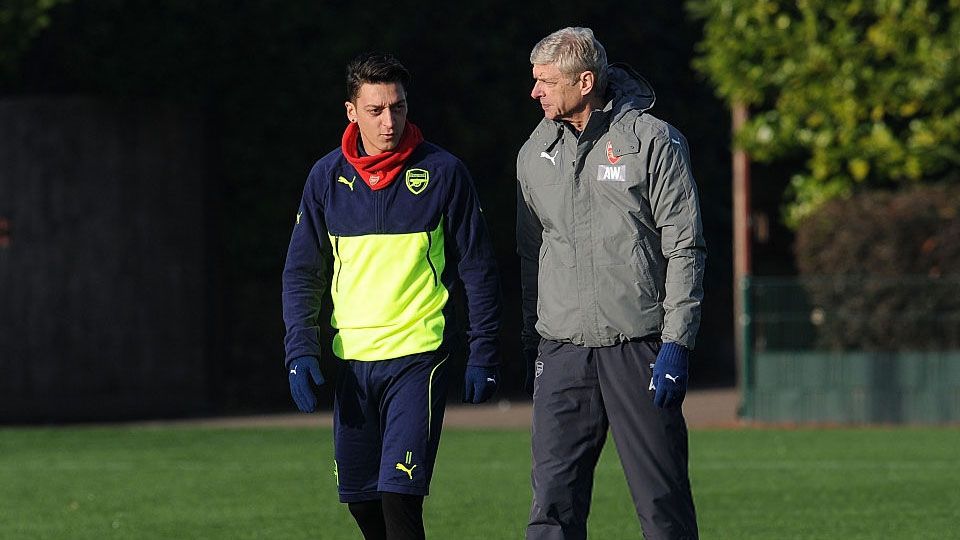 Arsene Wenger dan Mesut Ozil, saat keduanya masih bekerja sama di Arsenal. Copyright: © David Price/Arsenal FC via Getty Images